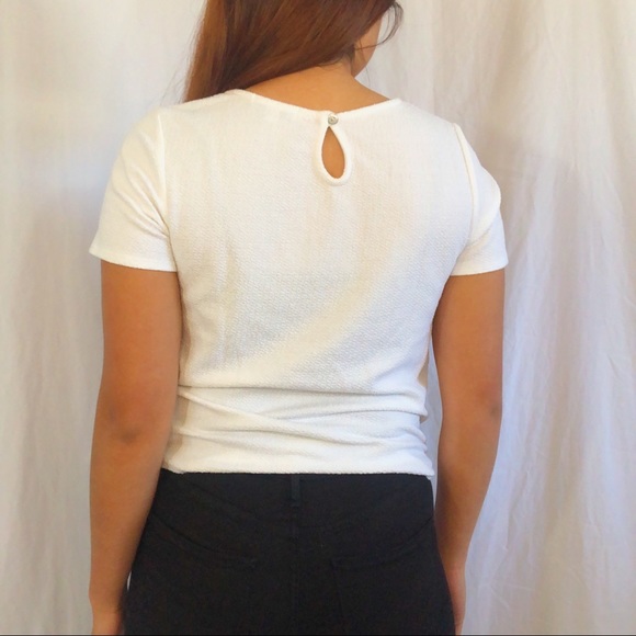 Green Envelope’s White Tie-Front Top - Picture 2 of 4